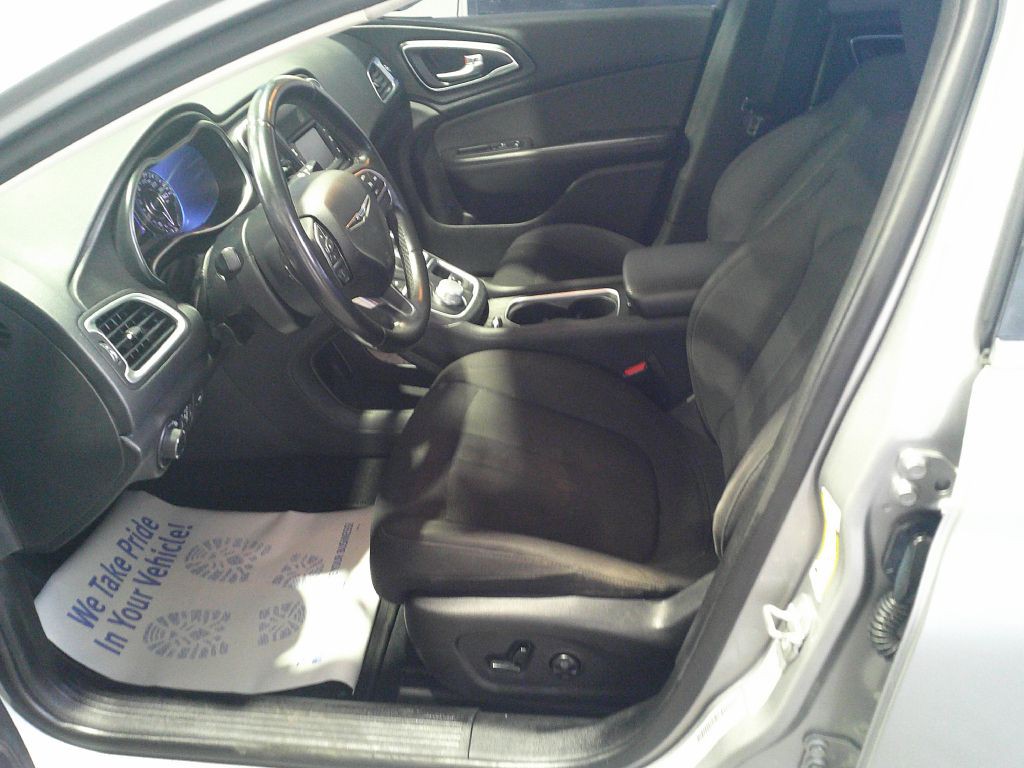 2015 Chrysler 200 Image 9
