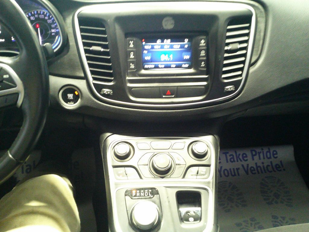 2015 Chrysler 200 Image 16