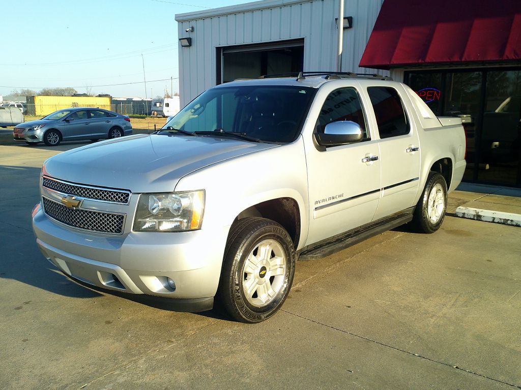 2012 Chevrolet Avalanche Image 3