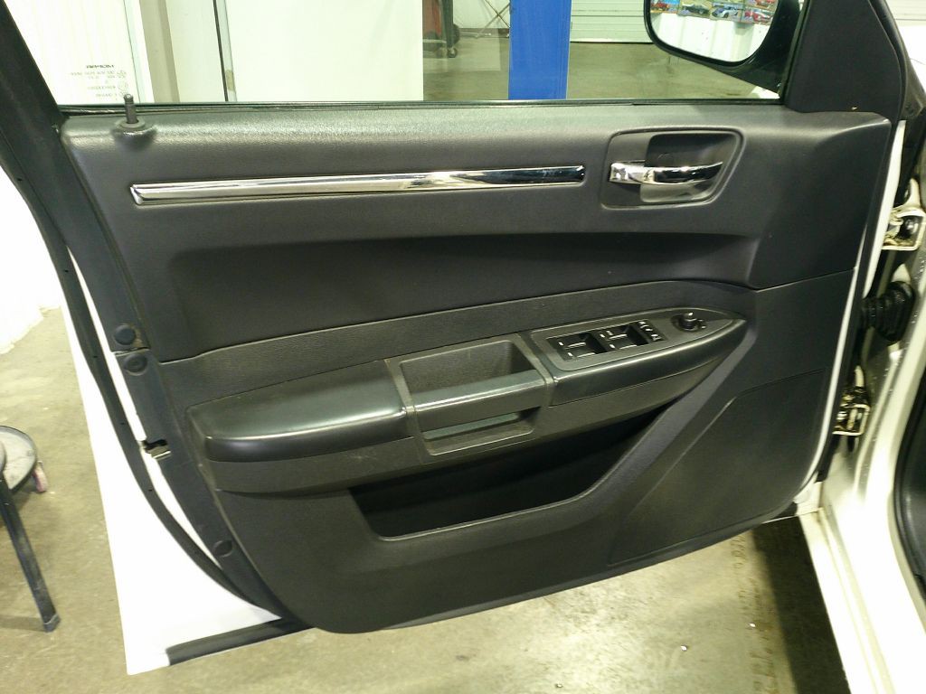 2010 Chrysler 300 Image 2