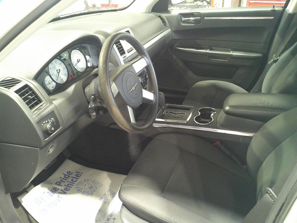 2010 Chrysler 300 Image 3