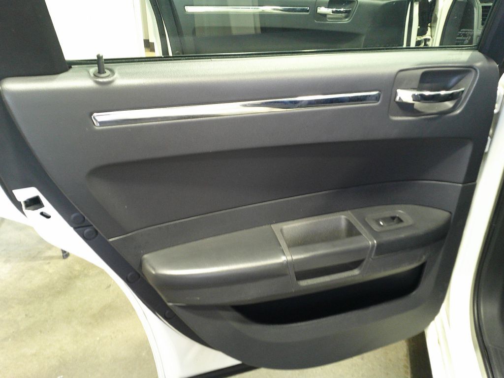 2010 Chrysler 300 Image 4