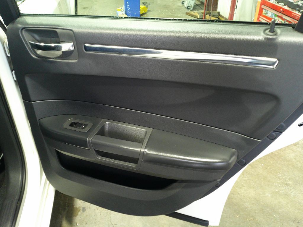 2010 Chrysler 300 Image 6