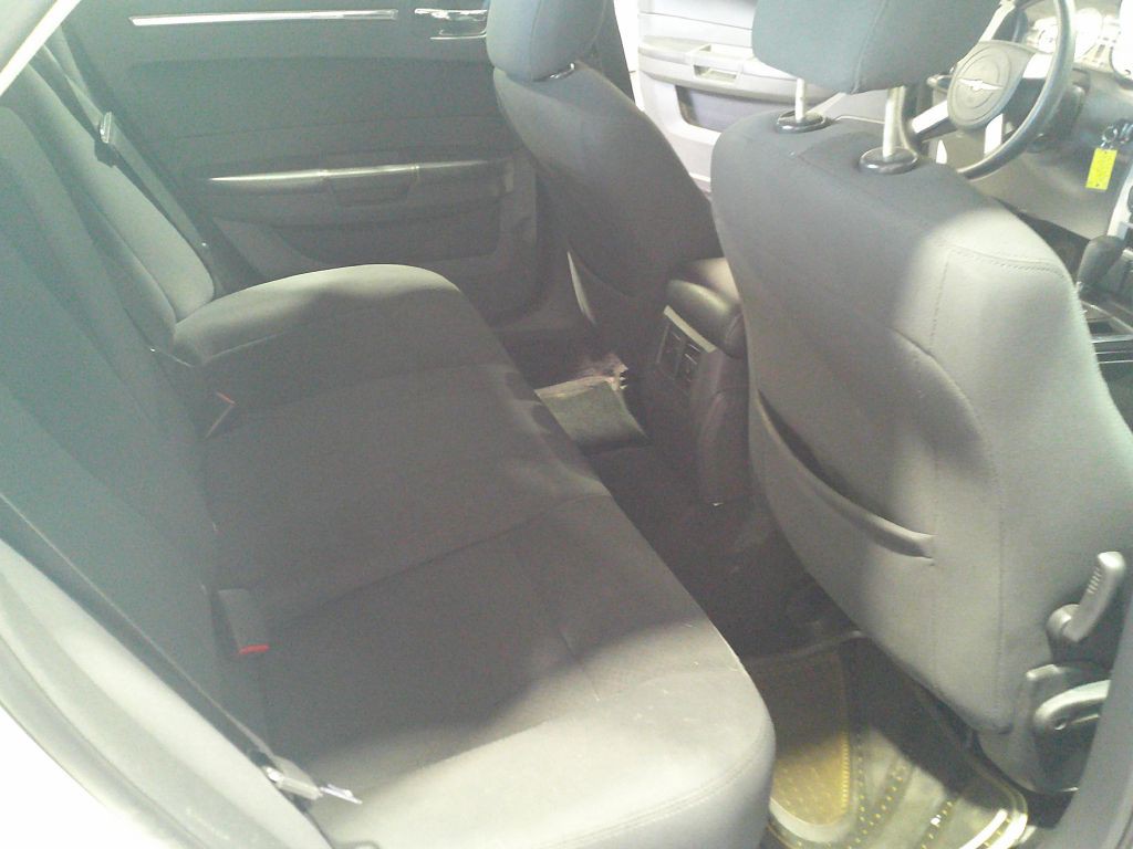 2010 Chrysler 300 Image 7