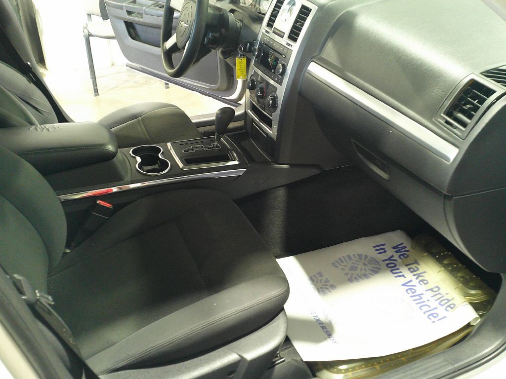 2010 Chrysler 300 Image 9