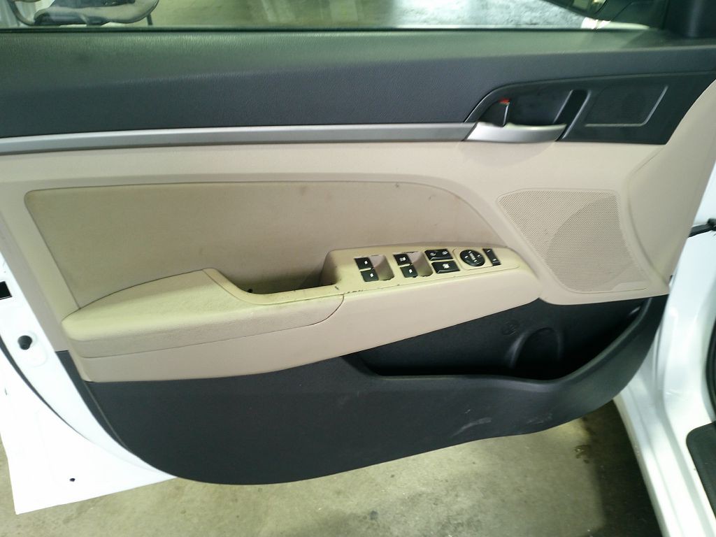 2017 Hyundai Elantra Image 2