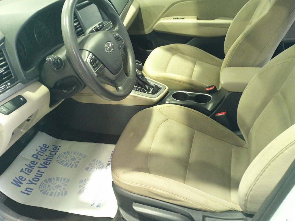 2017 Hyundai Elantra Image 3