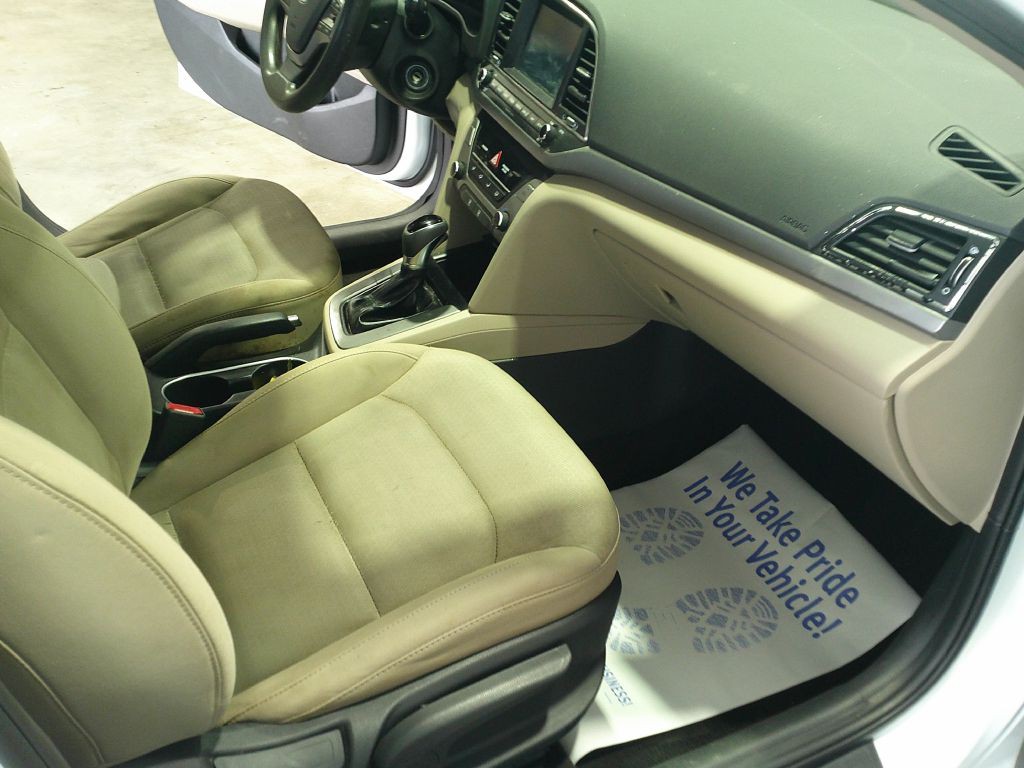 2017 Hyundai Elantra Image 9