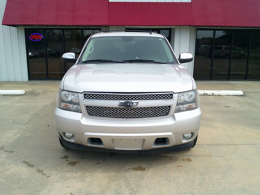 2010 Chevrolet Suburban Image 2