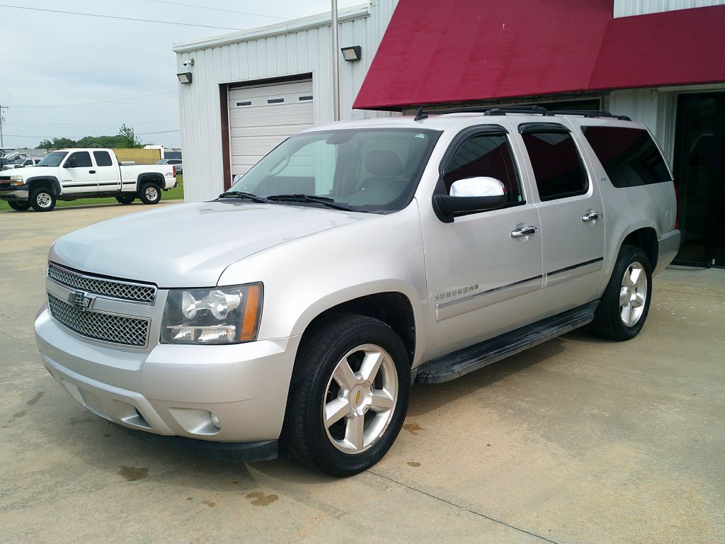 2010 Chevrolet Suburban Image 3