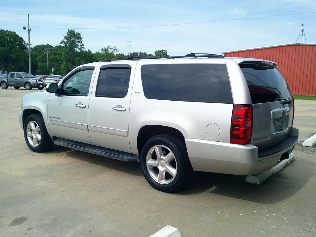 2010 Chevrolet Suburban Image 4