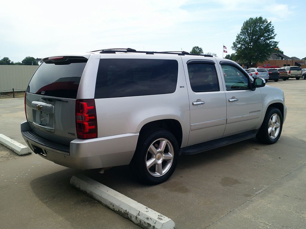 2010 Chevrolet Suburban Image 6