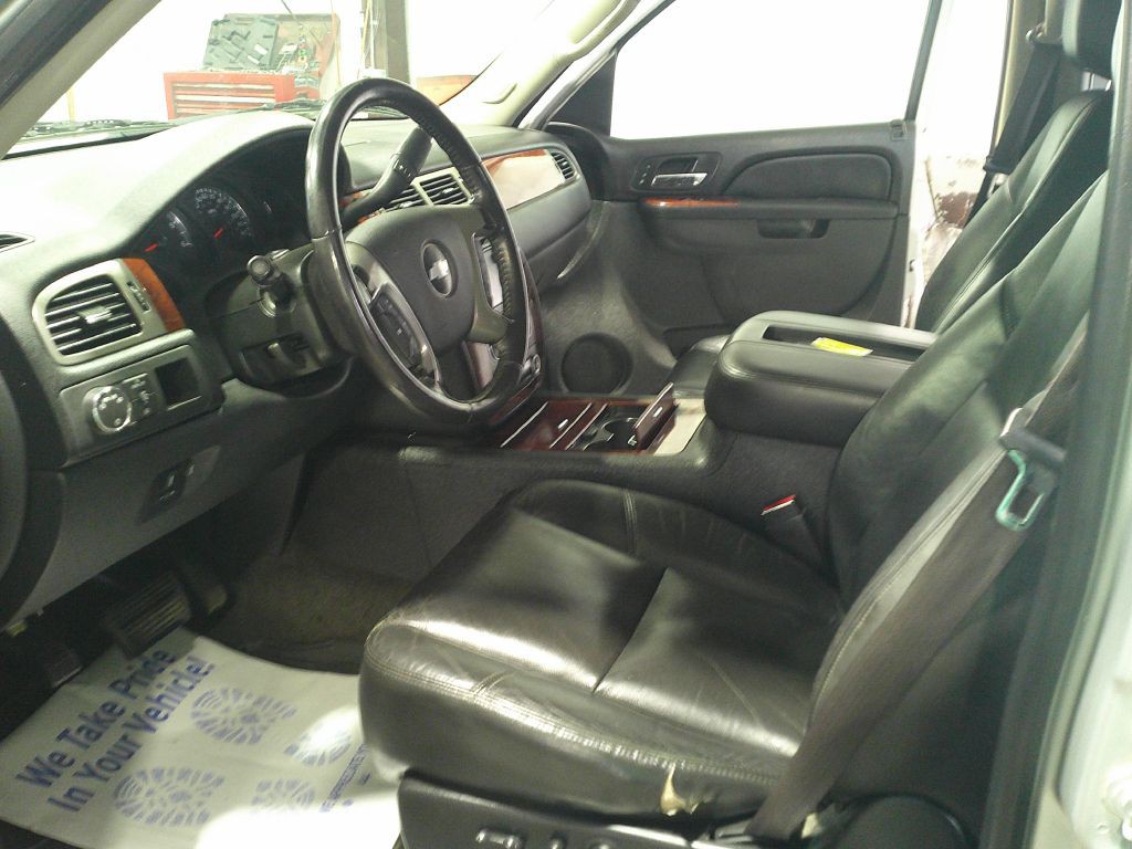 2010 Chevrolet Suburban Image 8