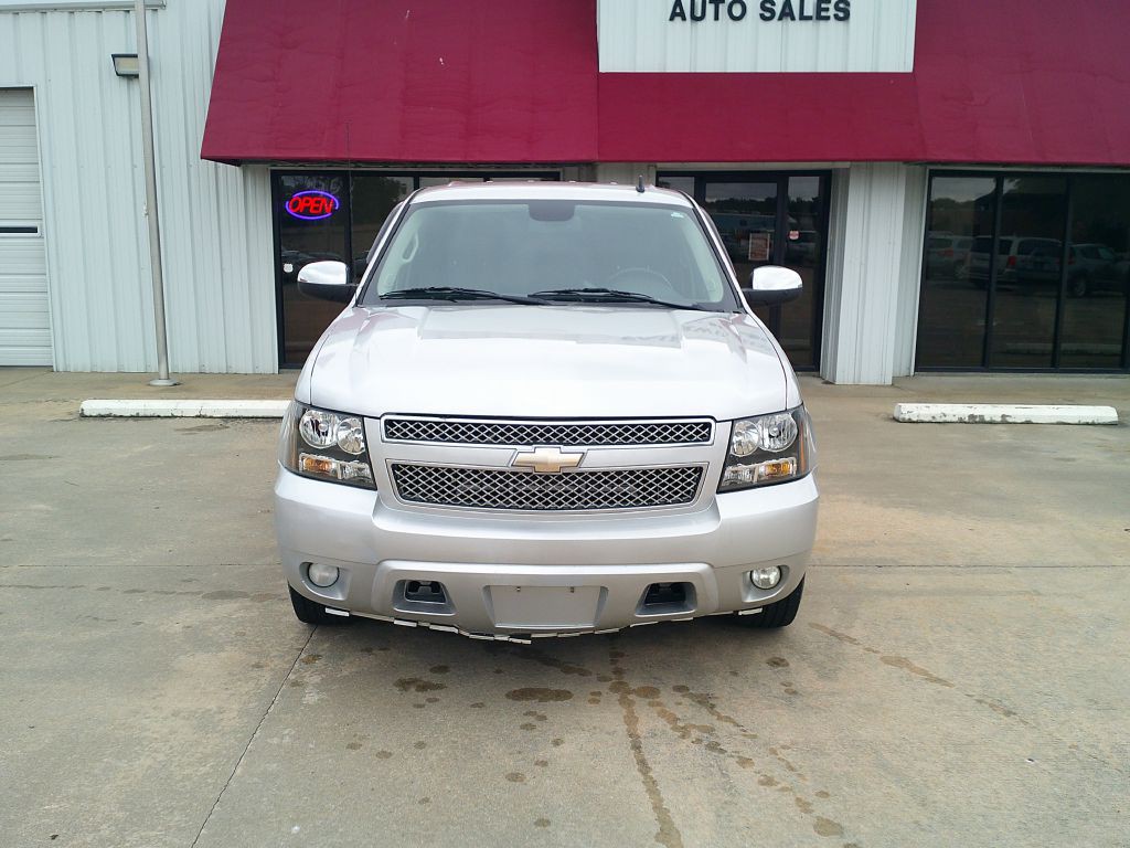 2010 Chevrolet Avalanche Image 2