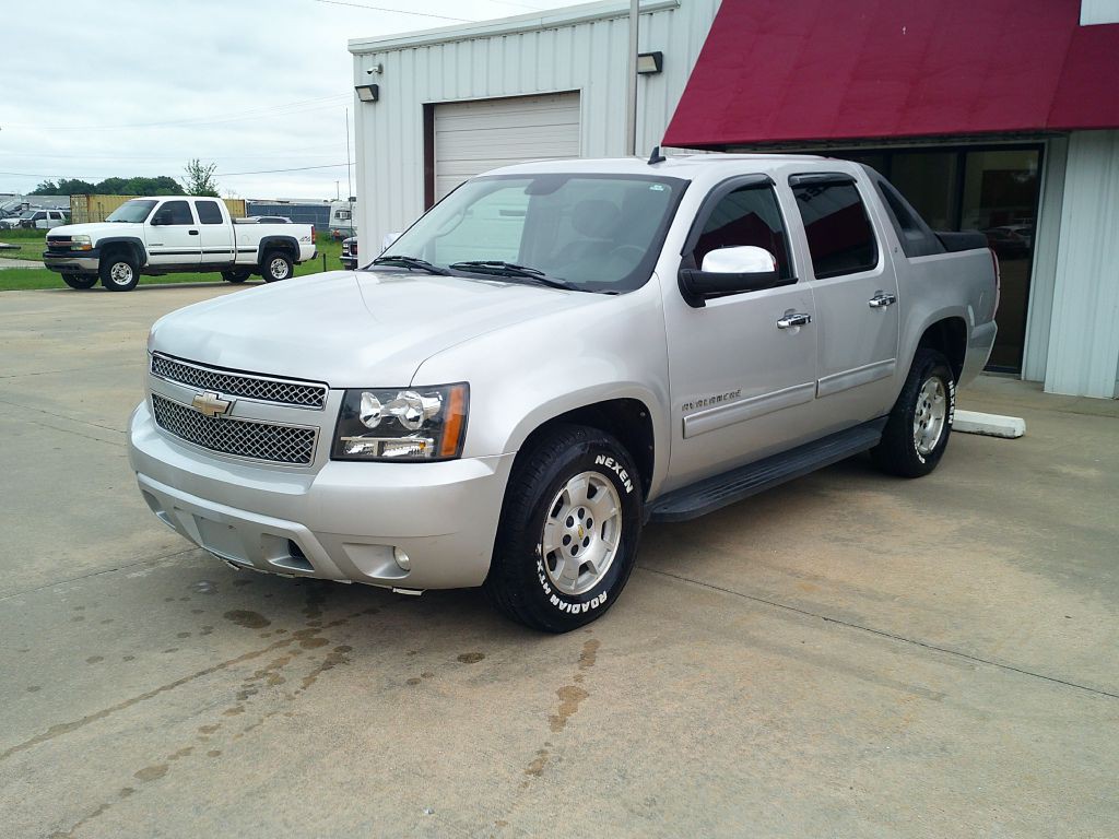 2010 Chevrolet Avalanche Image 3