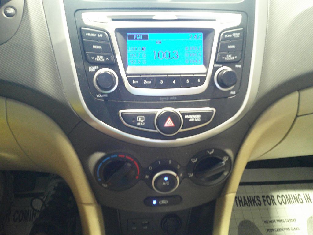 2014 Hyundai Accent Image 17