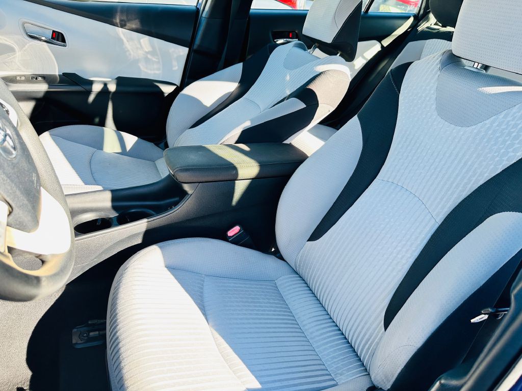 2017 Toyota Prius Image 11