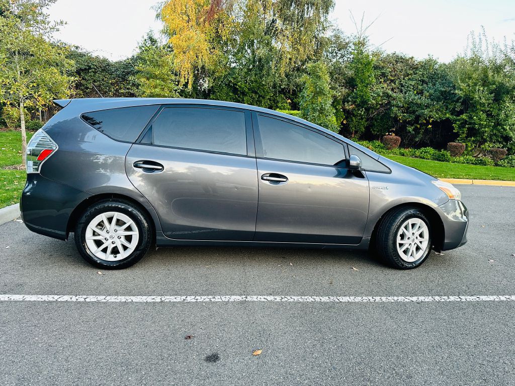 2014 Toyota Prius Image 2