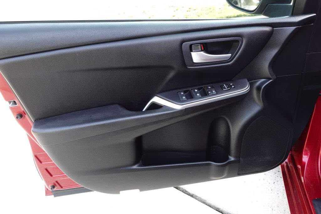 2017 Toyota Camry Image 26