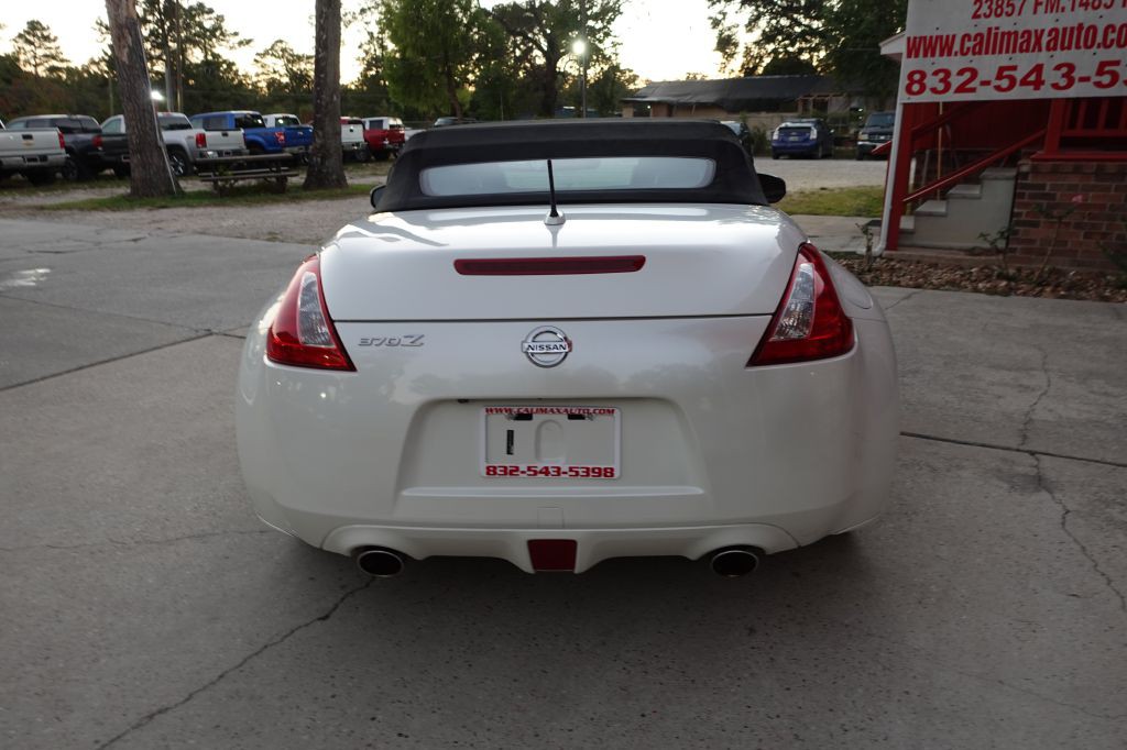 2016 Nissan 370Z Image 18