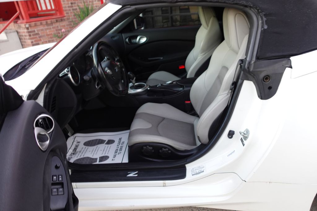 2016 Nissan 370Z Image 30