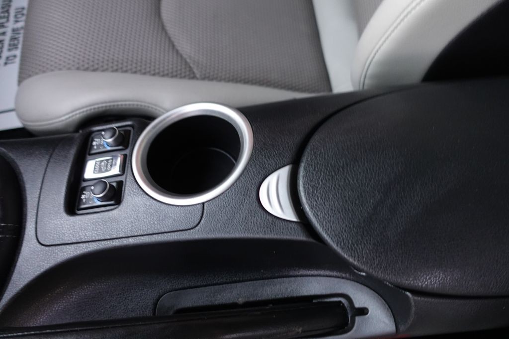 2016 Nissan 370Z Image 32