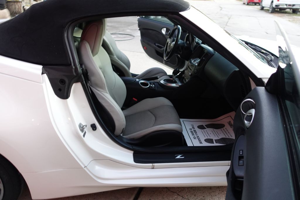 2016 Nissan 370Z Image 59