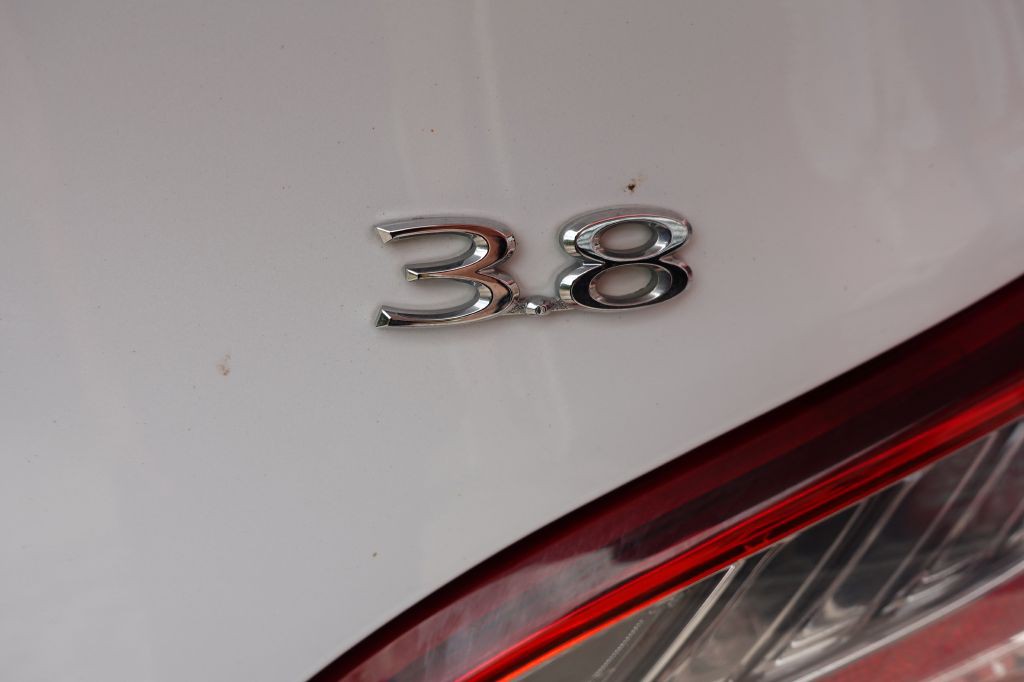 2015 Hyundai Genesis Image 16