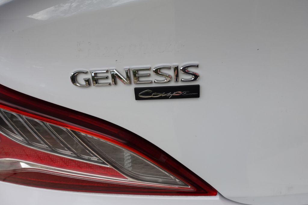 2015 Hyundai Genesis Image 17