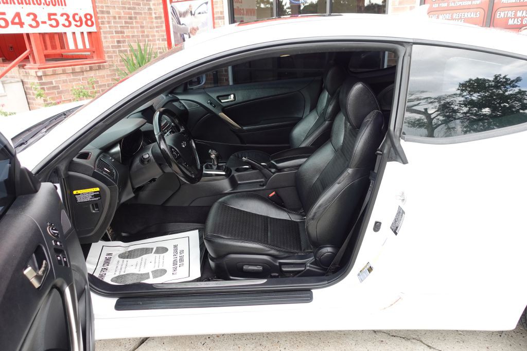 2015 Hyundai Genesis Image 28