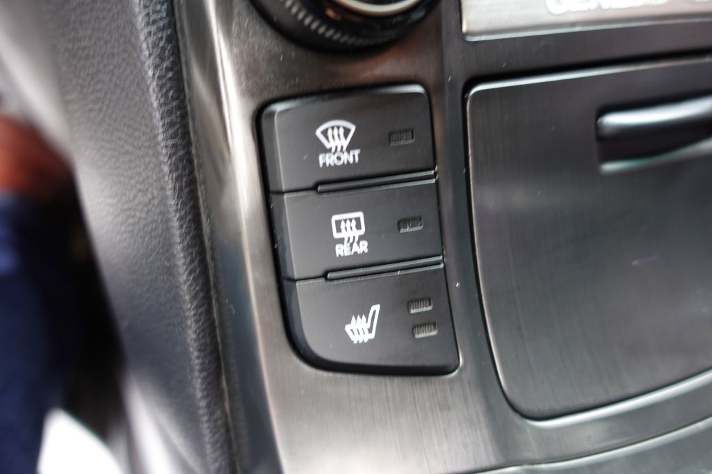 2015 Hyundai Genesis Image 35