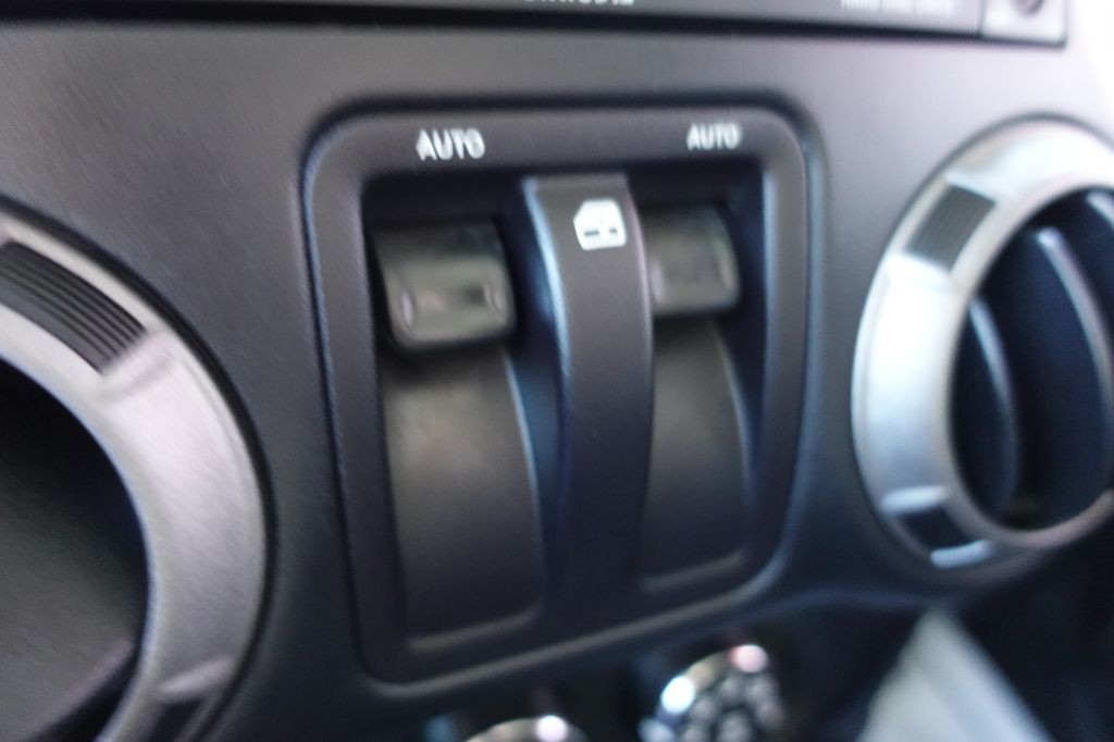 2016 Jeep Wrangler Image 35