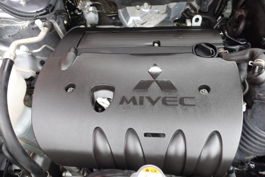2016 Mitsubishi Outlander Image 38