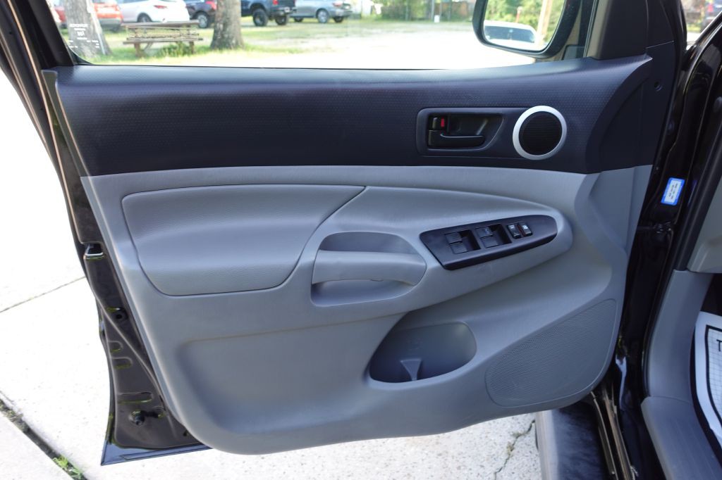 2015 Toyota Tacoma Image 29