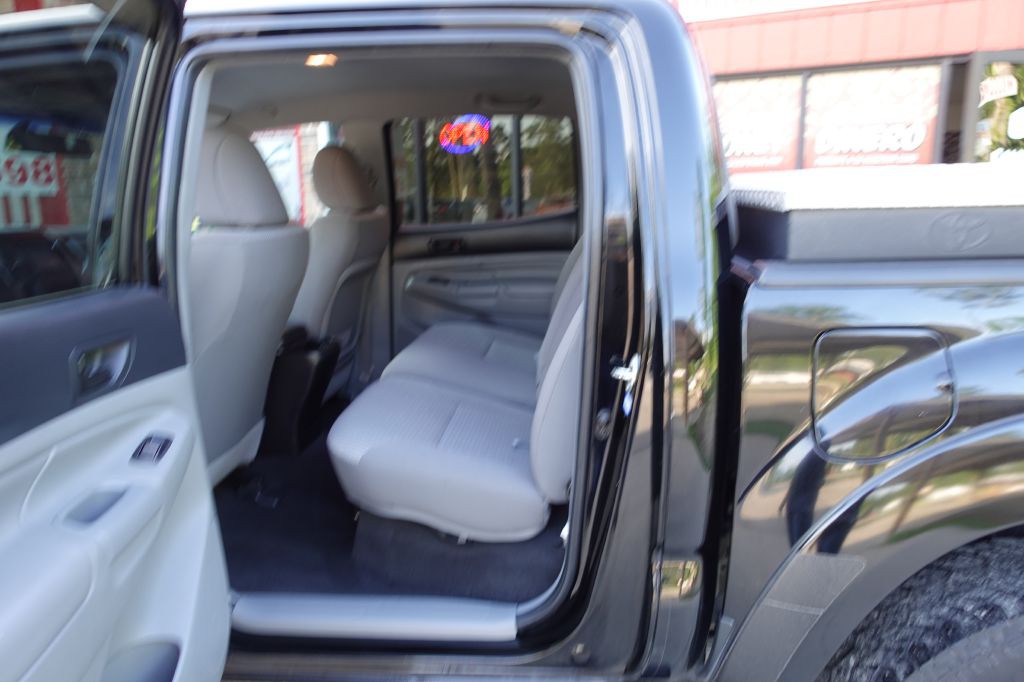 2015 Toyota Tacoma Image 32