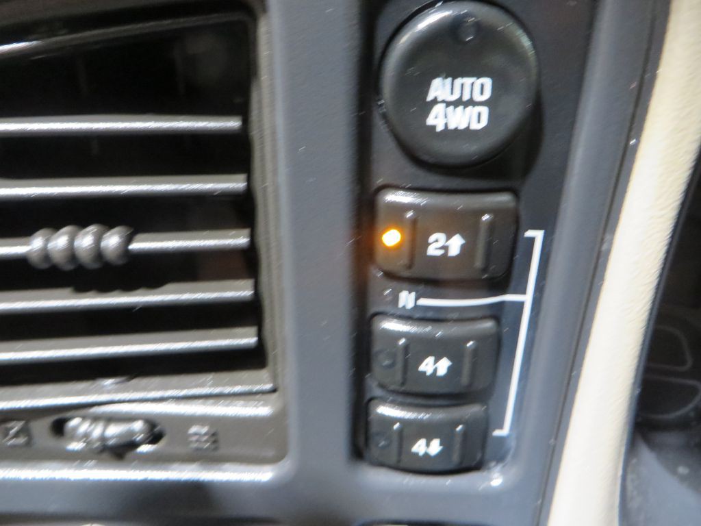 2004 Chevrolet Tahoe Image 16