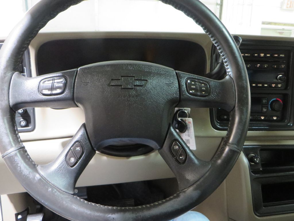 2004 Chevrolet Tahoe Image 18