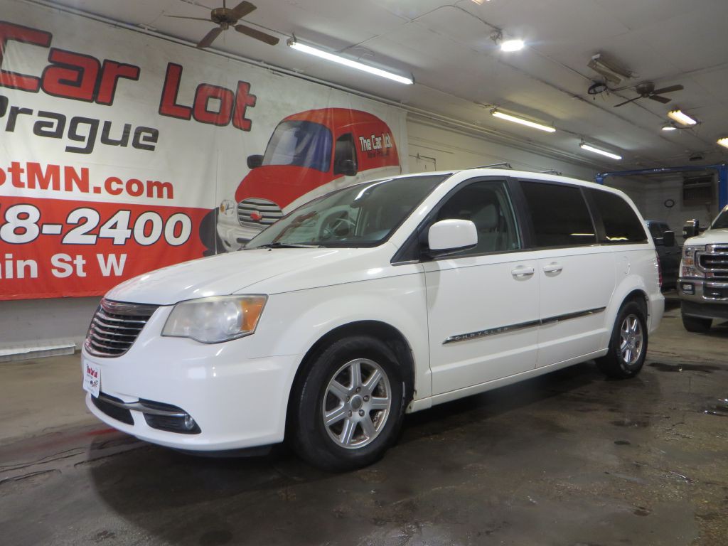 2013 Chrysler Town & Country Image 2