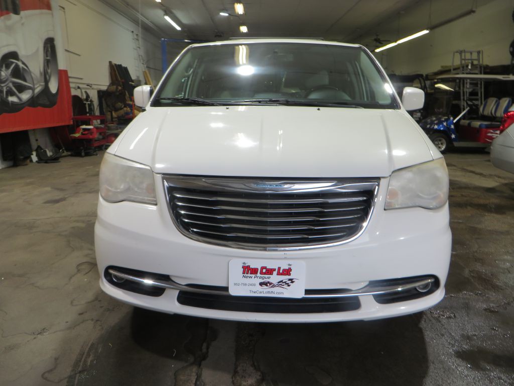 2013 Chrysler Town & Country Image 3