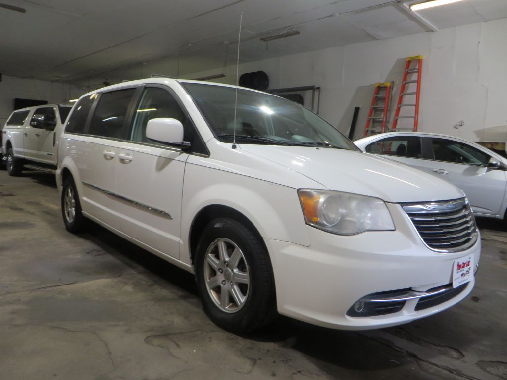 2013 Chrysler Town & Country Image 4