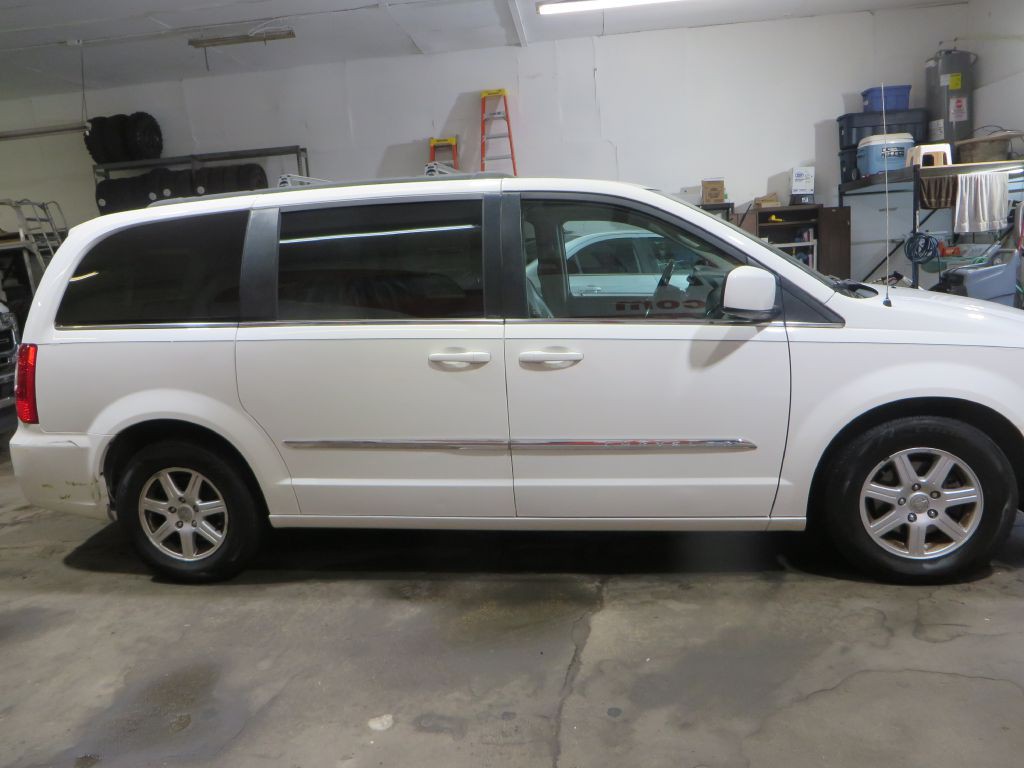 2013 Chrysler Town & Country Image 5