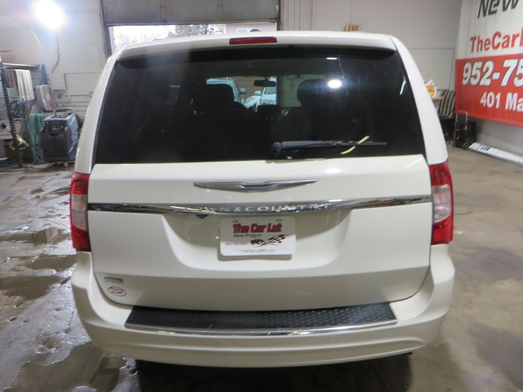 2013 Chrysler Town & Country Image 6