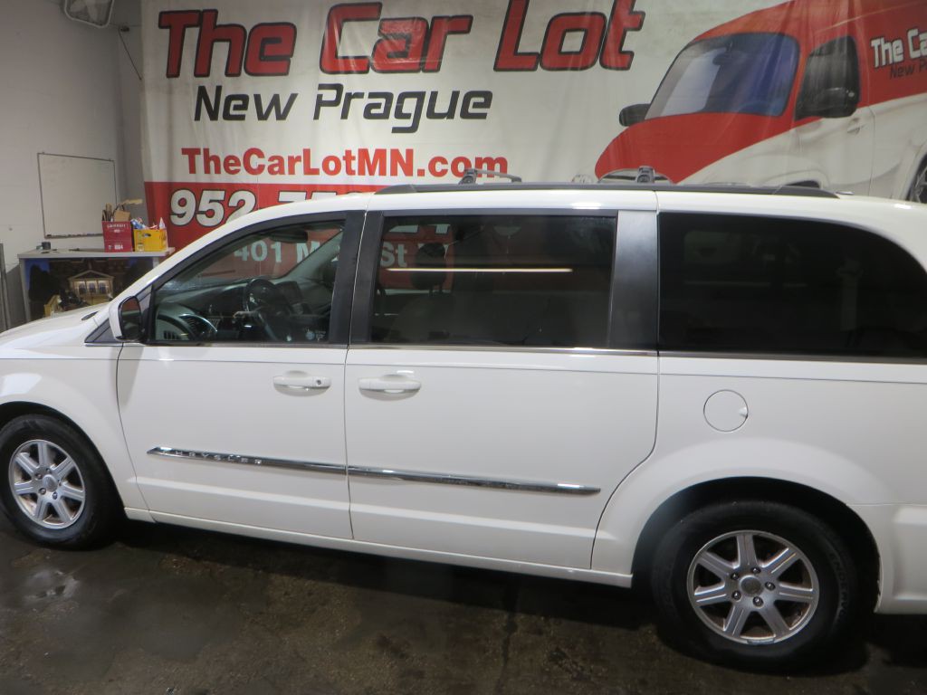 2013 Chrysler Town & Country Image 8