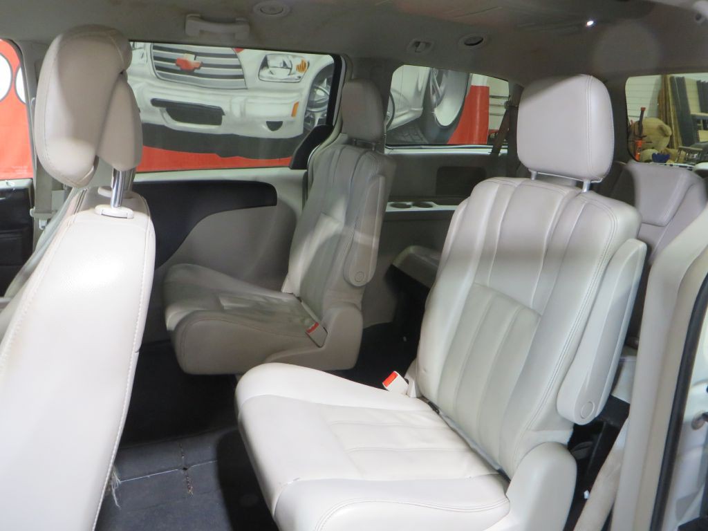 2013 Chrysler Town & Country Image 11