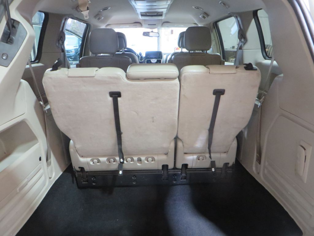 2013 Chrysler Town & Country Image 12