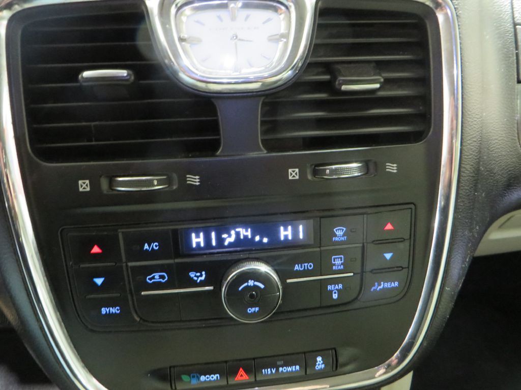 2013 Chrysler Town & Country Image 14