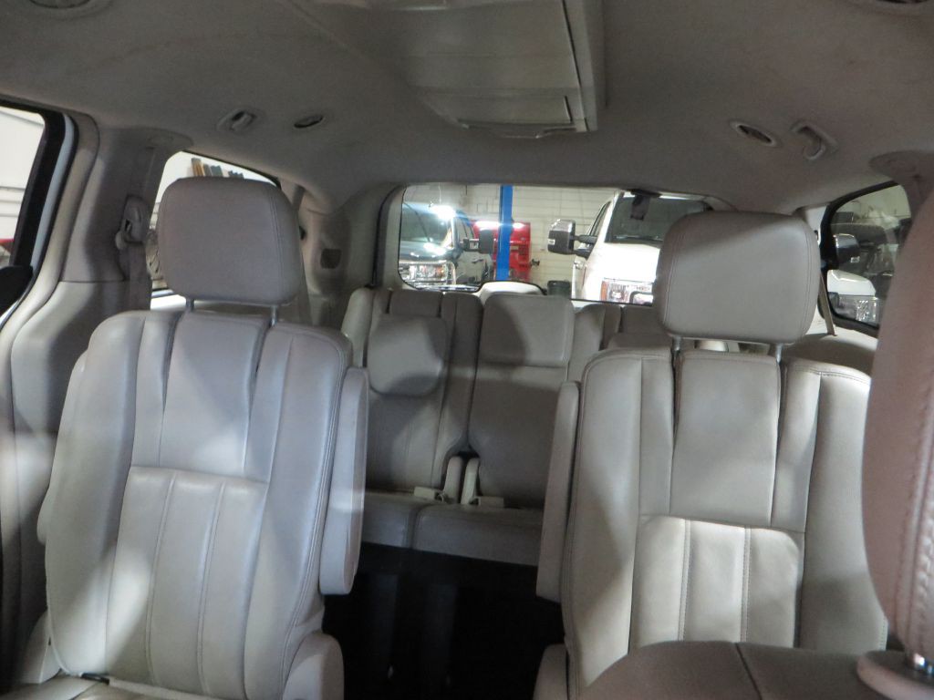 2013 Chrysler Town & Country Image 17