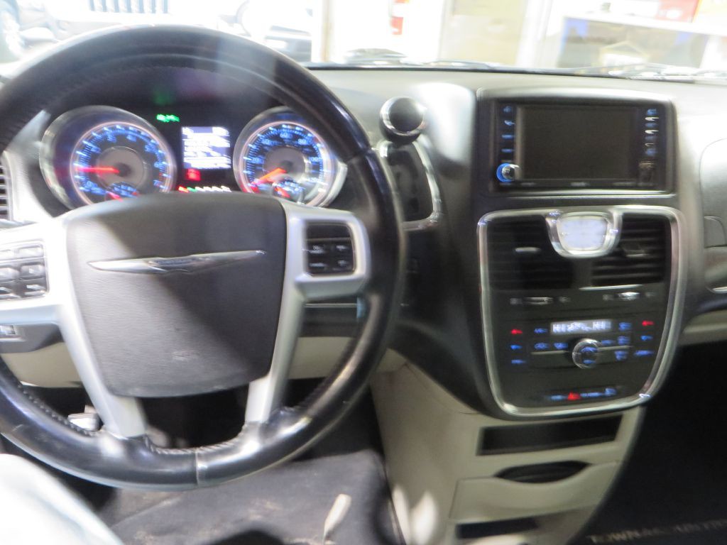2013 Chrysler Town & Country Image 19