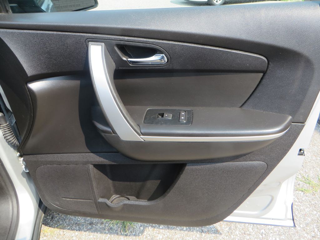 2010 GMC Acadia Image 17