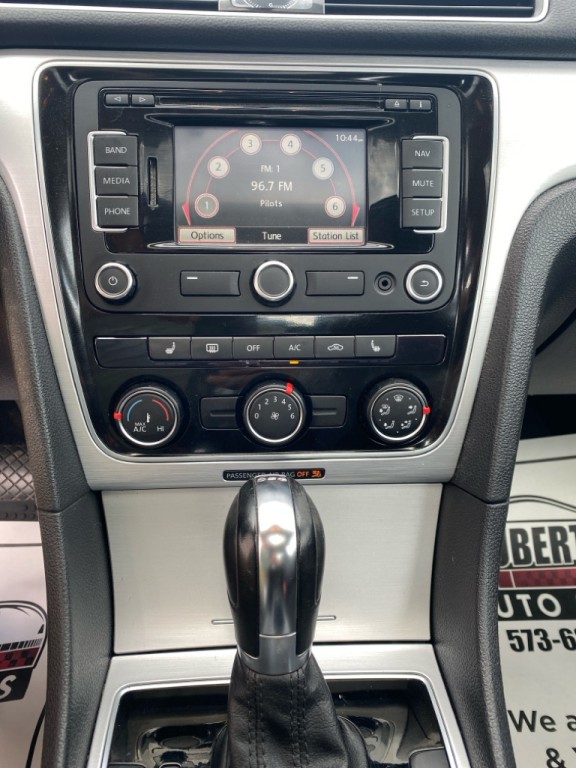 2013 Volkswagen Passat Image 16